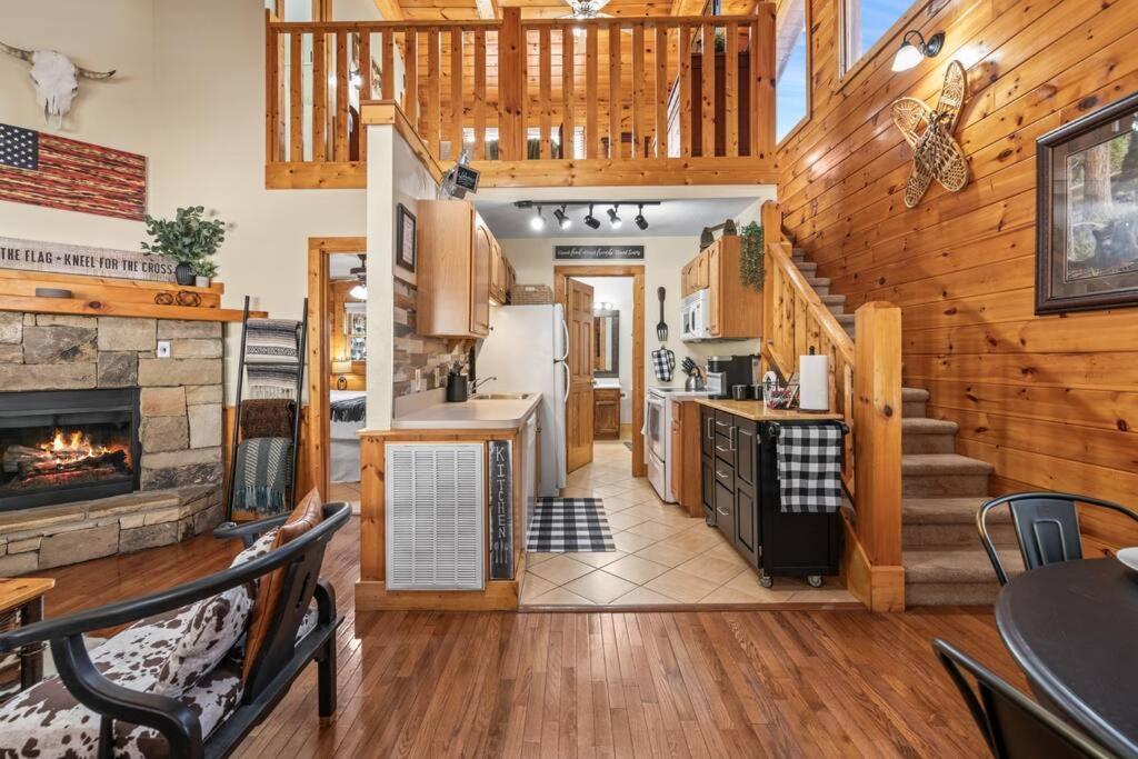 Cozy Cabin In The Smokies!!! Fully Furnished And Complete With Community Indoor And Outdoor Pools And Spas, Game And Fitness Rooms As Well As A Private Hot Tub Pigeon Forge Zewnętrze zdjęcie