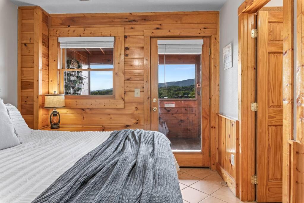 Cozy Cabin In The Smokies!!! Fully Furnished And Complete With Community Indoor And Outdoor Pools And Spas, Game And Fitness Rooms As Well As A Private Hot Tub Pigeon Forge Zewnętrze zdjęcie