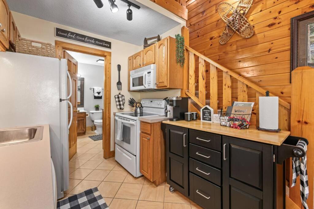 Cozy Cabin In The Smokies!!! Fully Furnished And Complete With Community Indoor And Outdoor Pools And Spas, Game And Fitness Rooms As Well As A Private Hot Tub Pigeon Forge Zewnętrze zdjęcie