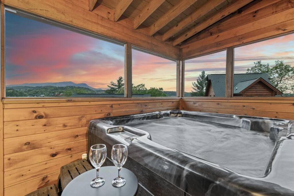 Cozy Cabin In The Smokies!!! Fully Furnished And Complete With Community Indoor And Outdoor Pools And Spas, Game And Fitness Rooms As Well As A Private Hot Tub Pigeon Forge Zewnętrze zdjęcie
